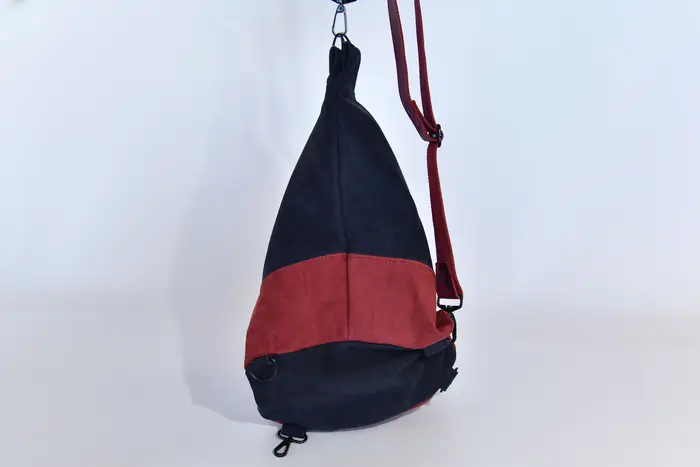 Lederrucksack, Tim S besteht aus geschliffenem Nubuk-Wasserbüffelleder in bordeaux und Nappa-Rindsleder in schwarzblau, Unikat, hergestellt auf La Palma, Kanarische Inseln, Spanien, Europa