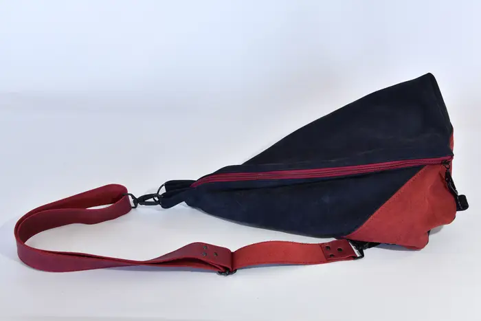 Lederrucksack, Tim S besteht aus geschliffenem Nubuk-Wasserbüffelleder in bordeaux und Nappa-Rindsleder in schwarzblau, Unikat, hergestellt auf La Palma, Kanarische Inseln, Spanien, Europa