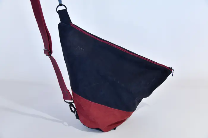 Lederrucksack, Tim S besteht aus geschliffenem Nubuk-Wasserbüffelleder in bordeaux und Nappa-Rindsleder in schwarzblau, Unikat, hergestellt auf La Palma, Kanarische Inseln, Spanien, Europa