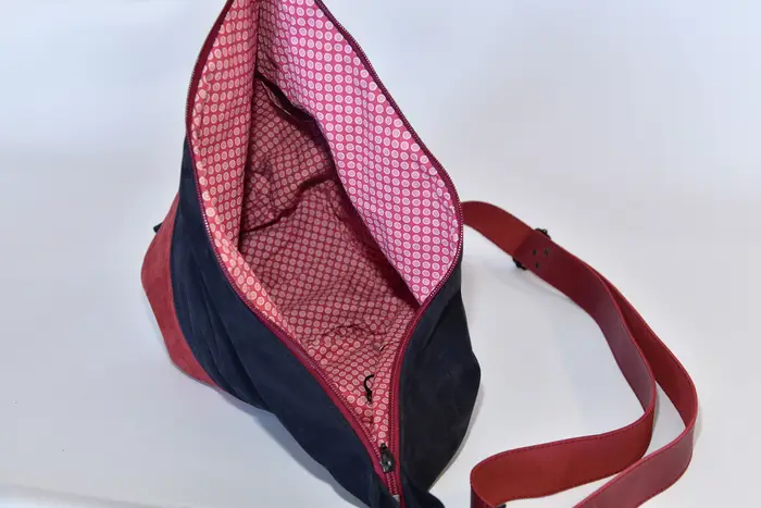 Lederrucksack, Tim S besteht aus geschliffenem Nubuk-Wasserbüffelleder in bordeaux und Nappa-Rindsleder in schwarzblau, Unikat, hergestellt auf La Palma, Kanarische Inseln, Spanien, Europa