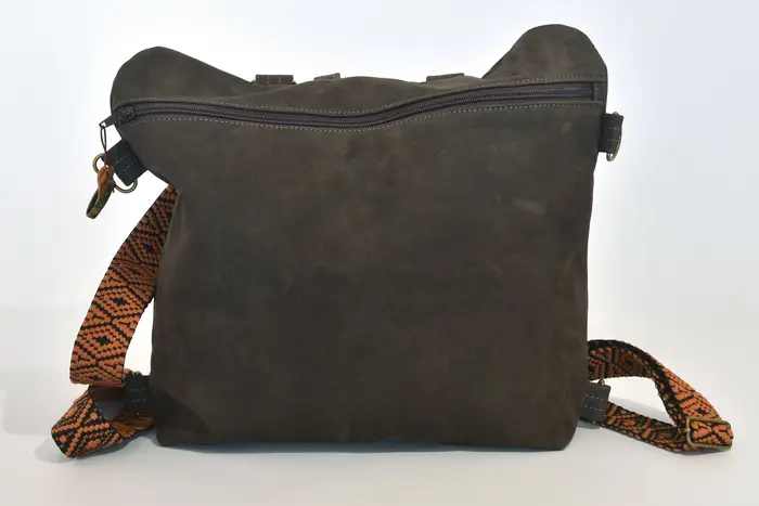 Lederrucksack, Petra blando M aus geschliffenem Nubuk-Wasserbüffelleder in dunkelbraun, Unikat, hergestellt auf La Palma, Kanarische Inseln, Spanien, Europa
