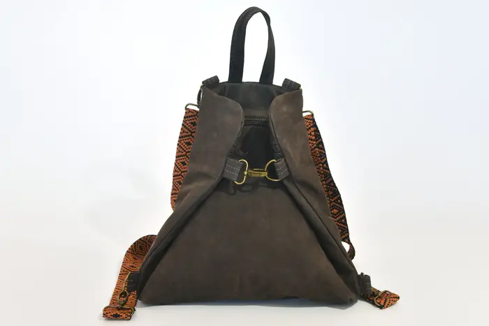 Lederrucksack, Petra blando M aus geschliffenem Nubuk-Wasserbüffelleder in dunkelbraun, Unikat, hergestellt auf La Palma, Kanarische Inseln, Spanien, Europa