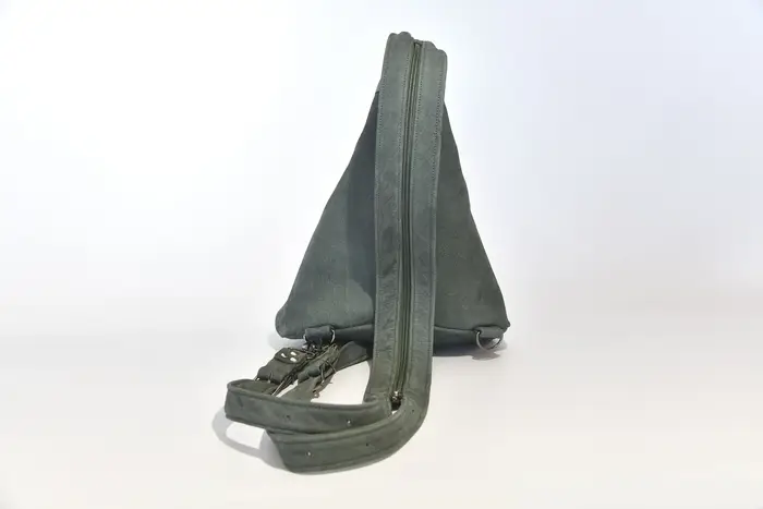 Lederrucksack, Tim S aus geschliffenem Nubuk-Wasserbüffelleder in dunkelgrau, Unikat, hergestellt auf La Palma, Kanarische Inseln, Spanien, Europa