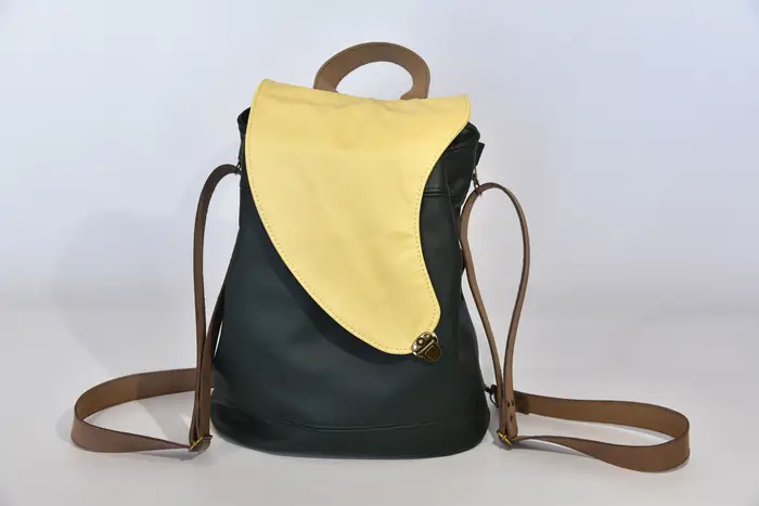Lederrucksack, Niki M aus Nappa-Rindsleder in dunkelgrün und Nappa-Wasserbüffelleder in pastellgelb, Unikat, hergestellt auf La Palma, Kanarische Inseln, Spanien, Europa