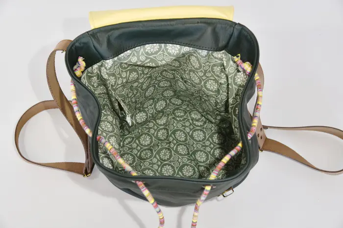 Lederrucksack, Niki M aus Nappa-Rindsleder in dunkelgrün und Nappa-Wasserbüffelleder in pastellgelb, Unikat, hergestellt auf La Palma, Kanarische Inseln, Spanien, Europa