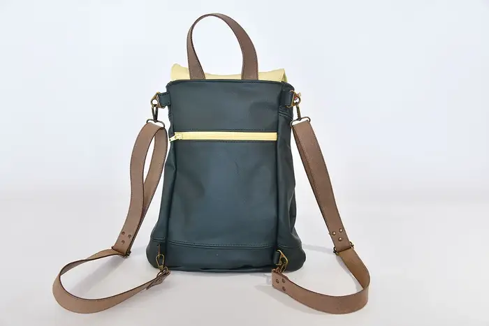 Lederrucksack, Niki M aus Nappa-Rindsleder in dunkelgrün und Nappa-Wasserbüffelleder in pastellgelb, Unikat, hergestellt auf La Palma, Kanarische Inseln, Spanien, Europa