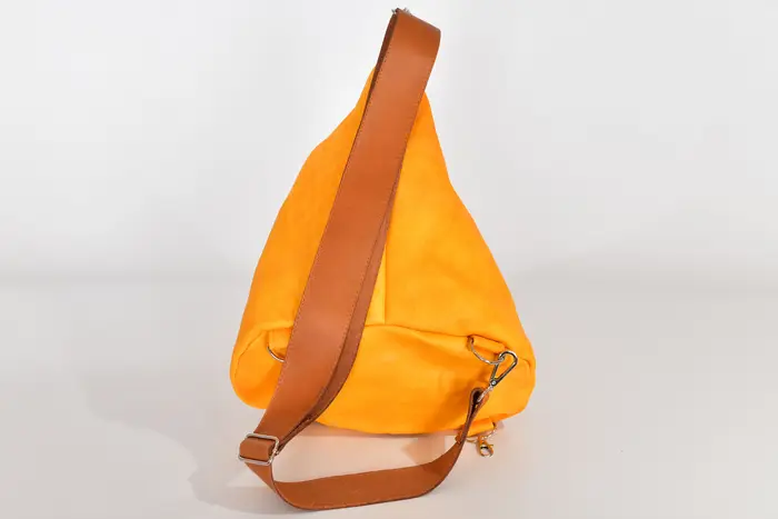 Lederrucksack, Tim S aus vollnarbigem, pflanzlich softem Rindsleder in gelb, Unikat, hergestellt auf La Palma, Kanarische Inseln, Spanien, Europa