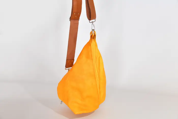 Lederrucksack, Tim S aus vollnarbigem, pflanzlich softem Rindsleder in gelb, Unikat, hergestellt auf La Palma, Kanarische Inseln, Spanien, Europa