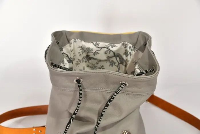 Lederrucksack, Niki M aus grauem Anilin-Nappaleder und pastellgelbem Nappa-Wasserbüffelleder, Unikat, hergestellt auf La Palma, Kanarische Inseln, Spanien, Europa