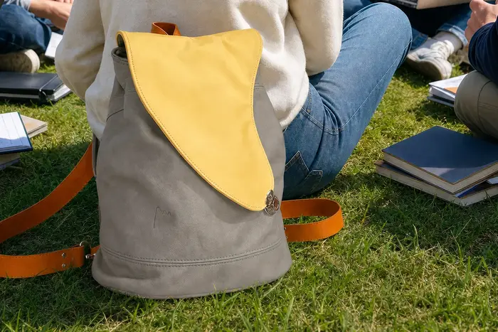 Frau trägt Lederrucksack Modell Niki M Art. 25036