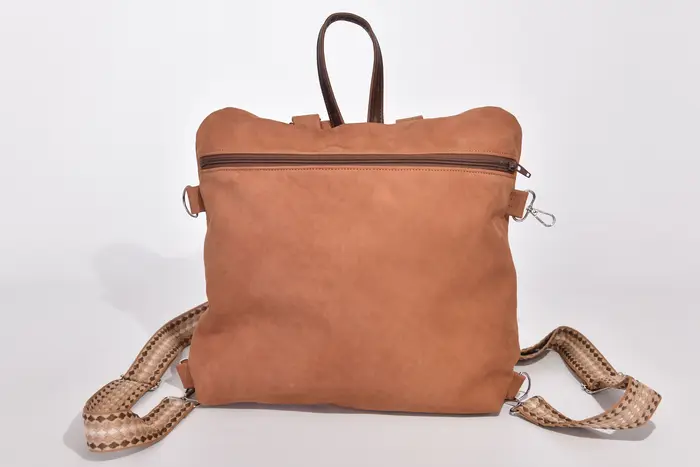 Lederrucksack, Petra blando M aus hellbraunem, geschliffenem Nubuckleder, Unikat, hergestellt auf La Palma, Kanarische Inseln, Spanien, Europa