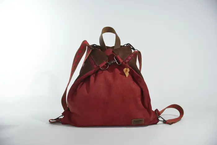 Lederrucksack, Petra M aus geschliffenem Nubuk-Wasserbüffelleder in mittelbraun und bordeaux, Unikat, hergestellt auf La Palma, Kanarische Inseln, Spanien, Europa