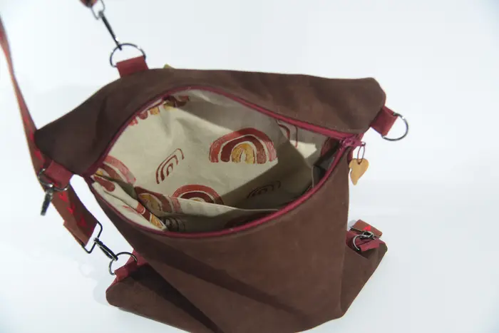 Lederrucksack, Petra M aus geschliffenem Nubuk-Wasserbüffelleder in mittelbraun und bordeaux, Unikat, hergestellt auf La Palma, Kanarische Inseln, Spanien, Europa