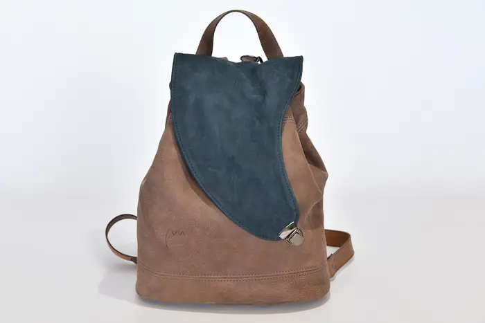 Niki M aus geschliffenem Rindsnubukleder in nachtblau und weichem Nubuk-Vintage-Wasserbüffelleder in kastanie