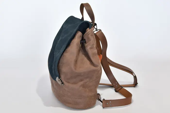 Lederrucksack, Niki M aus geschliffenem Rindsnubukleder in nachtblau und weichem Nubuk-Vintage-Wasserbüffelleder in kastanie, Unikat, hergestellt auf La Palma, Kanarische Inseln, Spanien, Europa