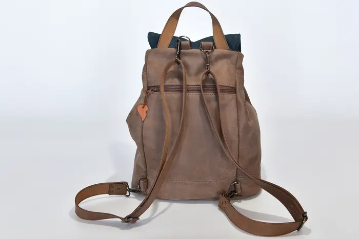 Lederrucksack, Niki M aus geschliffenem Rindsnubukleder in nachtblau und weichem Nubuk-Vintage-Wasserbüffelleder in kastanie, Unikat, hergestellt auf La Palma, Kanarische Inseln, Spanien, Europa