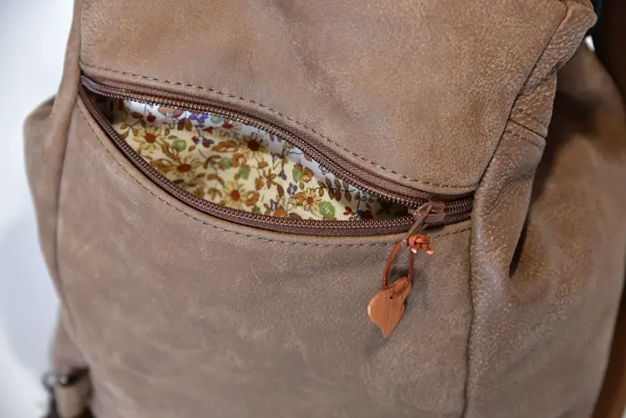 Lederrucksack, Niki M aus geschliffenem Rindsnubukleder in nachtblau und weichem Nubuk-Vintage-Wasserbüffelleder in kastanie, Unikat, hergestellt auf La Palma, Kanarische Inseln, Spanien, Europa