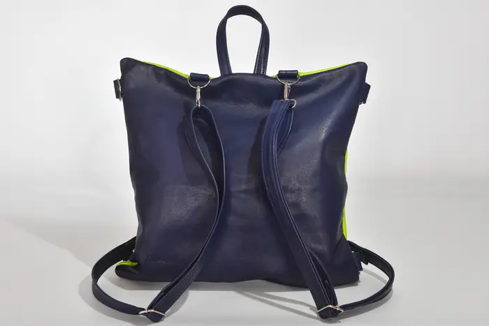 Lederrucksack, Petra M aus Nappa-Wasserbüffelleder in neongrün und pflanzlich softem Rindsleder in marineblau, Unikat, hergestellt auf La Palma, Kanarische Inseln, Spanien, Europa