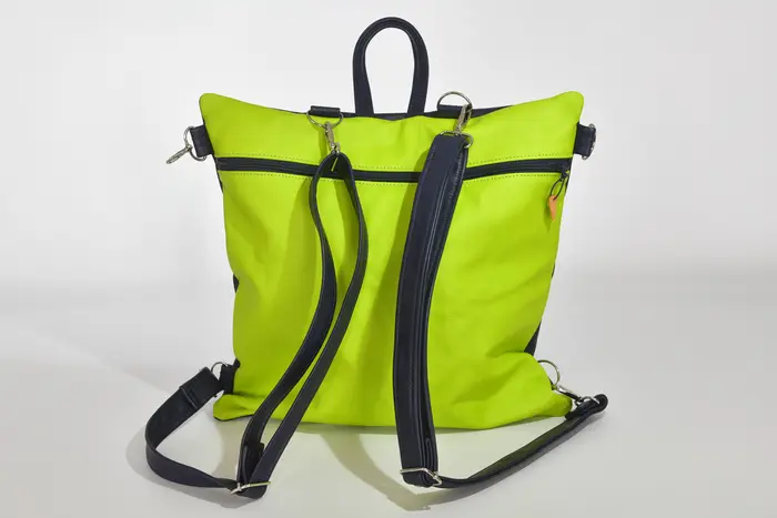 Petra M aus Nappa-Wasserbüffelleder in neongrün und pflanzlich softem Rindsleder in marineblau