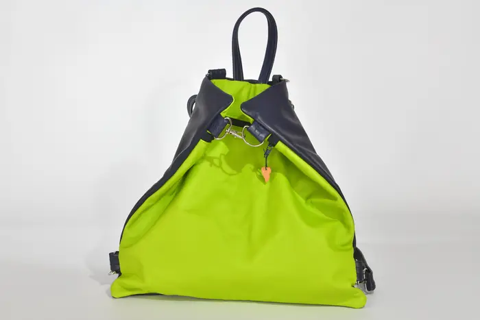 Lederrucksack, Petra M aus Nappa-Wasserbüffelleder in neongrün und pflanzlich softem Rindsleder in marineblau, Unikat, hergestellt auf La Palma, Kanarische Inseln, Spanien, Europa