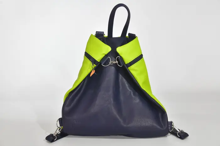 Lederrucksack, Petra M aus Nappa-Wasserbüffelleder in neongrün und pflanzlich softem Rindsleder in marineblau, Unikat, hergestellt auf La Palma, Kanarische Inseln, Spanien, Europa