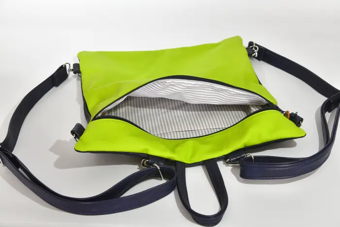 Petra M aus Nappa-Wasserbüffelleder in neongrün und pflanzlich softem Rindsleder in marineblau