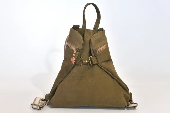 Lederrucksack, Petra blando M aus geschliffenem olivgrünem Nubkabelleder, Unikat, hergestellt auf La Palma, Kanarische Inseln, Spanien, Europa