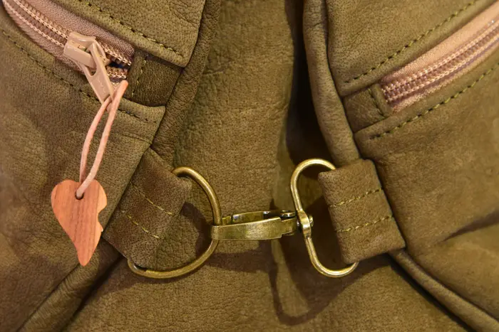 Lederrucksack, Petra blando M aus geschliffenem olivgrünem Nubkabelleder, Unikat, hergestellt auf La Palma, Kanarische Inseln, Spanien, Europa