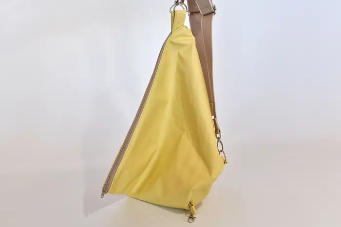 Lederrucksack, Tim S aus Nappa-Wasserbüffelleder in pastellgelb, Unikat, hergestellt auf La Palma, Kanarische Inseln, Spanien, Europa