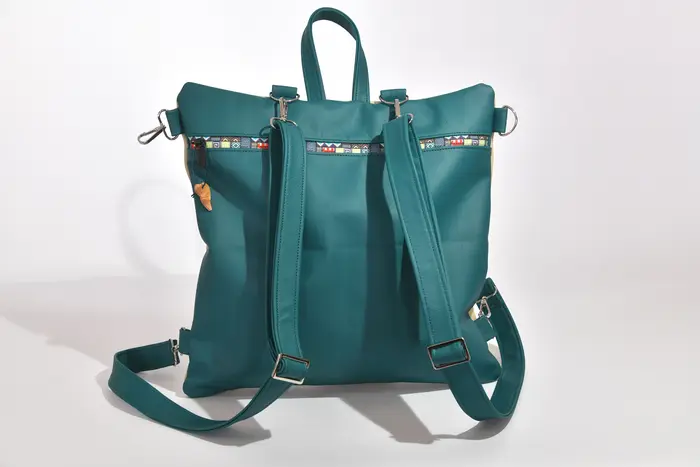 Lederrucksack, Petra M aus Nappa-Wasserbüffelleder in petrol und Napparindsleder in eierschale, Unikat, hergestellt auf La Palma, Kanarische Inseln, Spanien, Europa