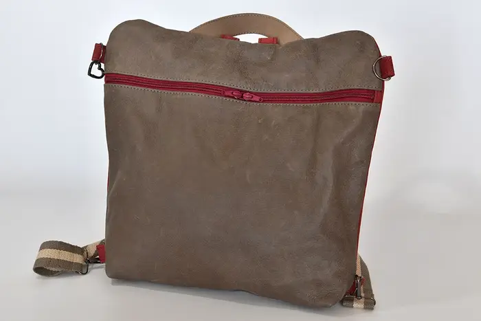 Lederrucksack, Petra blando M aus Nappa-Wasserbüffelleder in schlammbraun und geschliffenem Nubuckleder in bordeaux, Unikat, hergestellt auf La Palma, Kanarische Inseln, Spanien, Europa