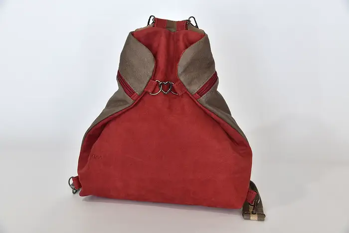 Lederrucksack, Petra blando M aus Nappa-Wasserbüffelleder in schlammbraun und geschliffenem Nubuckleder in bordeaux, Unikat, hergestellt auf La Palma, Kanarische Inseln, Spanien, Europa