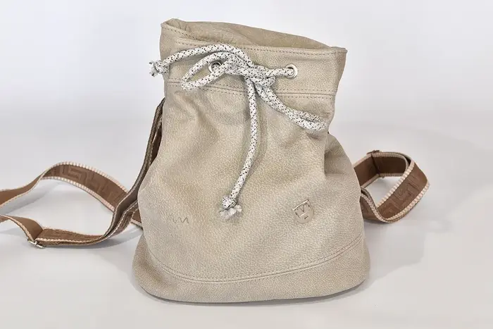 Lederrucksack, Niki M aus weichem, durchgefärbtem Wasserbüffelleder in schlammgrau, Unikat, hergestellt auf La Palma, Kanarische Inseln, Spanien, Europa