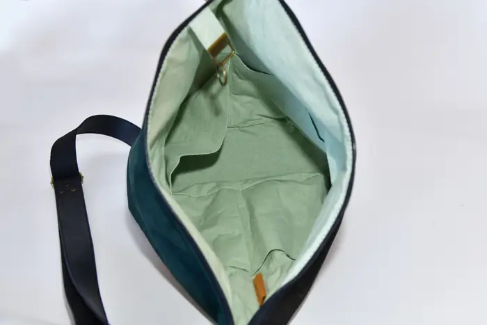 Lederrucksack, Tim S aus geschliffenem Nubuk-Wasserbüffelleder in schwarz und geschliffenem Nubuk-Rindsleder in blaugrün, Unikat, hergestellt auf La Palma, Kanarische Inseln, Spanien, Europa
