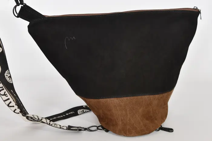 Lederrucksack, Tim S aus geschliffenem Nubuk-Rindsleder in schwarz und geschliffenem Nubuk-Wasserbüffelleder in braun, Unikat, hergestellt auf La Palma, Kanarische Inseln, Spanien, Europa