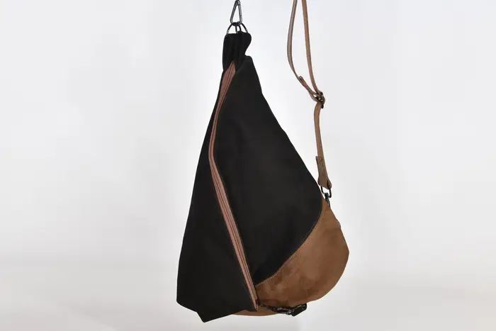 Lederrucksack, Tim S aus geschliffenem Nubuk-Rindsleder in schwarz und geschliffenem Nubuk-Wasserbüffelleder in braun, Unikat, hergestellt auf La Palma, Kanarische Inseln, Spanien, Europa