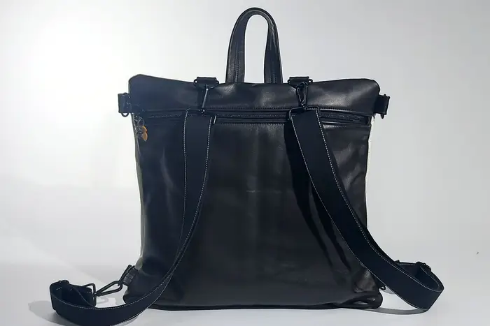 Lederrucksack, Petra M aus glänzendem Anilin-Rindsnappaleder in schwarz und Nappa-Wasserbüffelleder in weiß, Unikat, hergestellt auf La Palma, Kanarische Inseln, Spanien, Europa