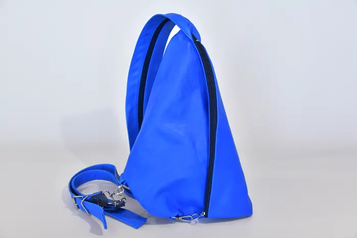 Lederrucksack, Tim S aus vollnarbig, pflanzlich softem Rindsleder in sehr blau, Unikat, hergestellt auf La Palma, Kanarische Inseln, Spanien, Europa