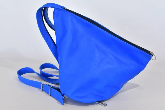 Lederrucksack, Tim S aus vollnarbig, pflanzlich softem Rindsleder in sehr blau, Unikat, hergestellt auf La Palma, Kanarische Inseln, Spanien, Europa