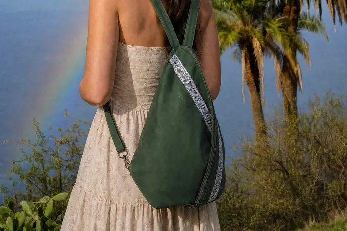 Ein älterer Mann freut sich über die geschenkte Ledertasche Modell Adrian flex M Art. 24099, ein Unikat von La Palma, Kanarische Inseln, Spanien, Europa