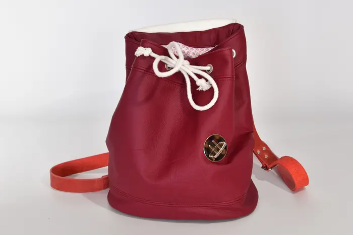 Lederrucksack, Niki M aus Nappa-Wasserbüffelleder in weinrot und weiß, Unikat, hergestellt auf La Palma, Kanarische Inseln, Spanien, Europa