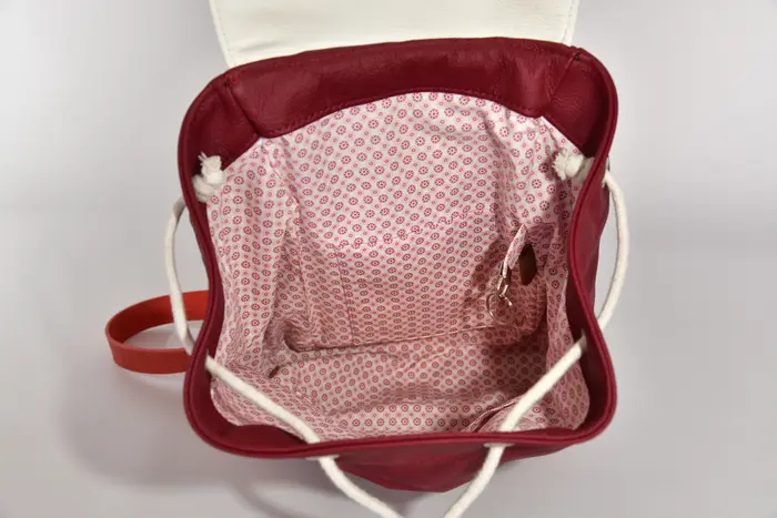 Lederrucksack, Niki M aus Nappa-Wasserbüffelleder in weinrot und weiß, Unikat, hergestellt auf La Palma, Kanarische Inseln, Spanien, Europa