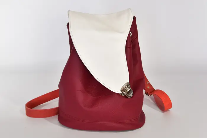 Lederrucksack, Niki M aus Nappa-Wasserbüffelleder in weinrot und weiß, Unikat, hergestellt auf La Palma, Kanarische Inseln, Spanien, Europa