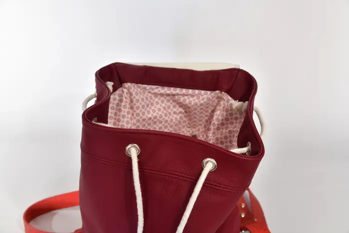 Lederrucksack, Niki M aus Nappa-Wasserbüffelleder in weinrot und weiß, Unikat, hergestellt auf La Palma, Kanarische Inseln, Spanien, Europa