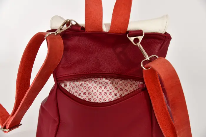 Lederrucksack, Niki M aus Nappa-Wasserbüffelleder in weinrot und weiß, Unikat, hergestellt auf La Palma, Kanarische Inseln, Spanien, Europa