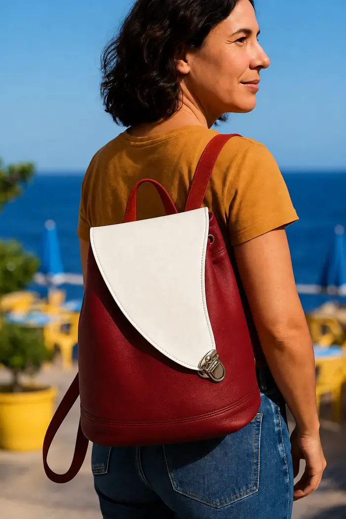 Frau trägt Lederrucksack Modell Niki M Art. 25034, Unikat, hergestellt auf La Palma, Kanarische Inseln, Spanien, Europa