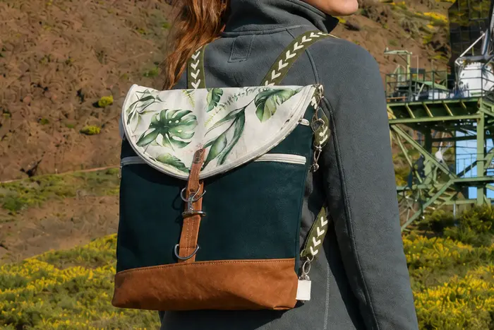 Ein älterer Mann freut sich über die geschenkte Ledertasche Modell Adrian flex M Art. 24099, ein Unikat von La Palma, Kanarische Inseln, Spanien, Europa