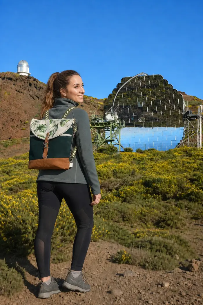 Ein älterer Mann freut sich über die geschenkte Ledertasche Modell Adrian flex M Art. 24099, ein Unikat von La Palma, Kanarische Inseln, Spanien, Europa