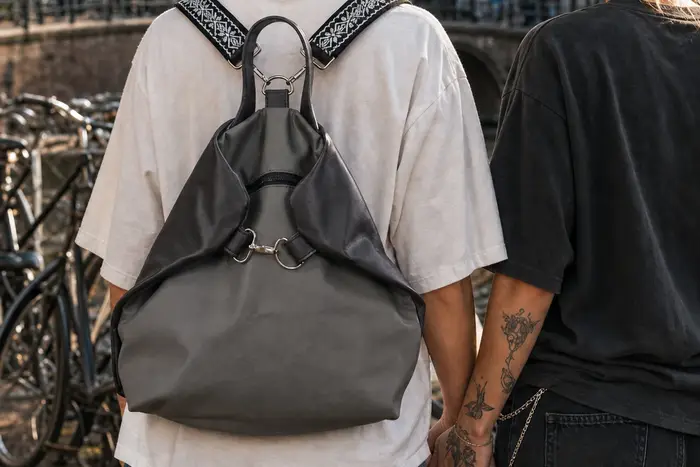 Frau trägt Lederrucksack Modell Petra blando M Art. 24119, Unikat, hergestellt auf La Palma, Kanarische Inseln, Spanien, Europa