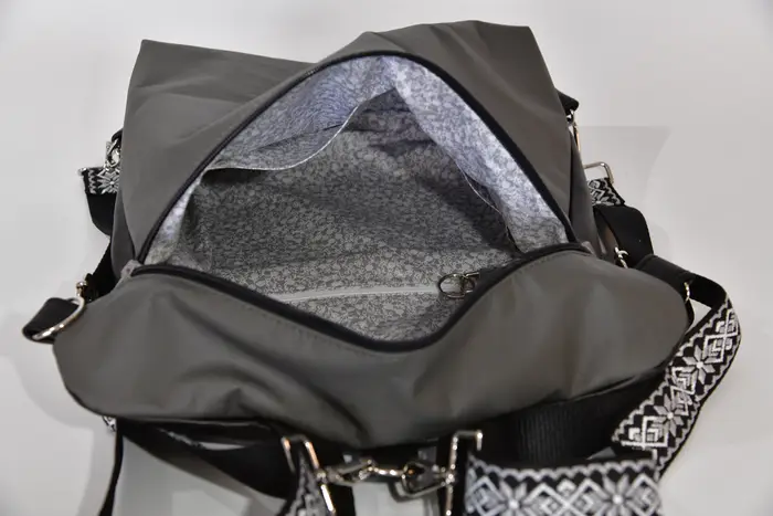 Lederrucksack, Petra blando M aus glänzendem Anilin-Nappaleder aus Rindsleder in schwarz und Nappa-Wasserbüffelleder in anthrazit, Unikat, hergestellt auf La Palma, Kanarische Inseln, Spanien, Europa